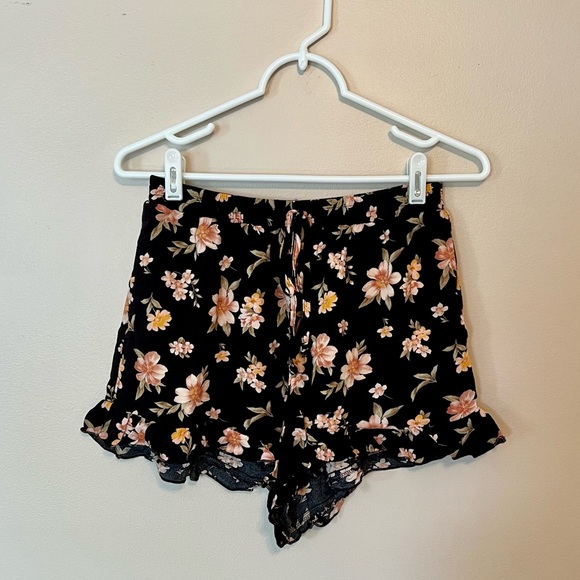 Black Floral Ruffle Hem Shorts from American Eagle, Size S - Picture 1 of 3